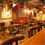 扉を開けるとまるでヨーロッパの裏路地に迷い込んだよう…。入っただけで心が高揚する非日常的空間。