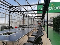 開放的な屋上で楽しむバーベキュー