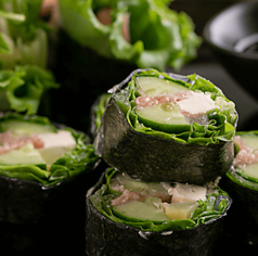 新鮮野菜の豊かな彩り【ネギトロの生春巻き】の写真