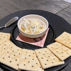 ハニーホイップクリームチーズのクラッカーディップ