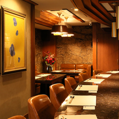 シェフが鉄板で焼き上げる臨場感も楽しめるカウンター席。広々としたカウンター席でシェフとの会話を楽しみながら、おいしい料理とおいしいお酒をご堪能ください。