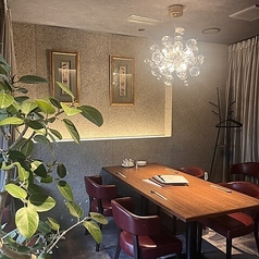 カーテン付きの半個室は、周りを気にせず過ごしたいデートや、特別な記念日におすすめ。プライベート感を保ちつつ、本格中華のライブ感も感じられる贅沢なお席です。人気のお席のため、ご利用の際はぜひお電話にてお問い合わせください。大切な方へのサプライズや、落ち着いてお食事を楽しみたいシーンに最適です。