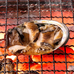 卓上で愉しめる名物『浜焼き』…目の前で焼いて食べる活あわびの踊り焼きは絶品！1個850円(税込)