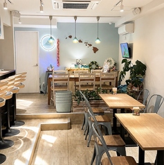 奥の小上がりが6名様　通常テーブルが12名様までお座りただけます。