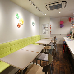 仕事帰りのサク飲みや二次会にも最適！本場台湾の夜市を彷彿とさせる活気ある店内で、熱々の点心をつまみに一杯いかがですか？とにかく明るいオーナーとの会話も楽しく、一人でも、グループで広々テーブルを囲んでも、気兼ねなく本場の味を堪能できます。高岡の夜を、美味しい料理と笑顔で賑やかに締めくくりましょう！