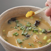 卓上にありますカレー粉を適量スープに入れてカレーつけ麺としてお試し頂けます。スープ割の前にライスにかけて、〆のご飯としてもおいしくいただけます。