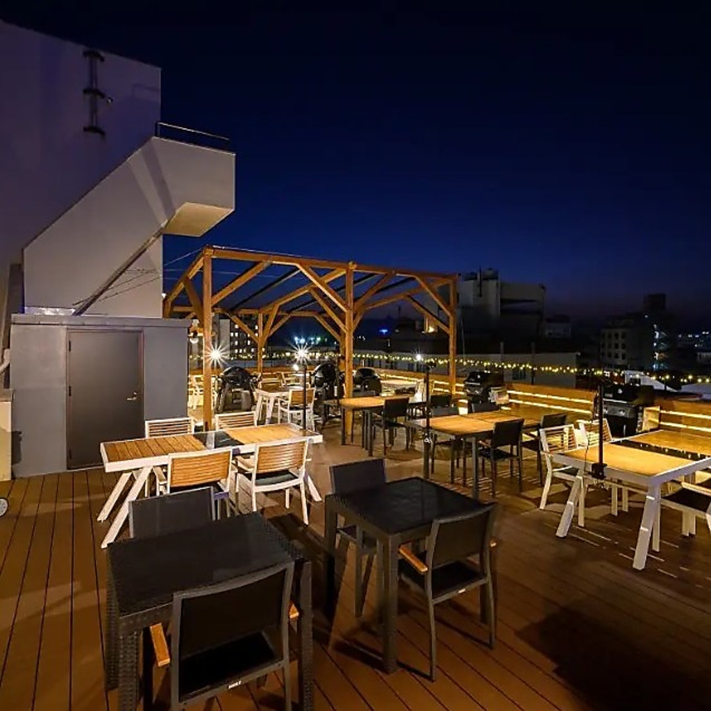 夜景を眺めながら美味しいお料理とお酒を愉しめるお店です。メニューが充実していて飽きさせません！