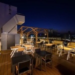 夜景を眺めながら美味しいお料理とお酒を愉しめるお店です。メニューが充実していて飽きさせません！