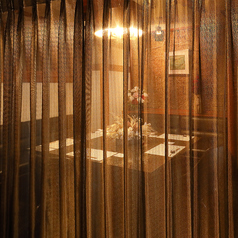 4～6名様に対応した個室を完備。落ち着いた雰囲気のプライベート空間は、周囲を気にせず、ゆったりとお過ごしいただけます。