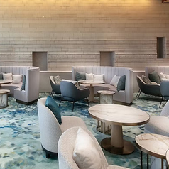 大きな窓から差し込む自然光が、昼間の店内を明るく包み込みます!落ち着いた色合いのテーブルや、座り心地にこだわったチェアは、長時間座っていても癒される空間★窓の外に広がる緑の景色を眺めながら、美味しい食事を楽しむ寛ぎのひとときを満喫できますよ♪