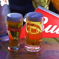 【樽生ビールあります！】ANGLE SPORTS BAR（アングル　スポーツバー）では、バドワイザーを樽生で提供しております。ほか、樽出ブルックリンラガーやノンアルコールなども多数ご用意しております。