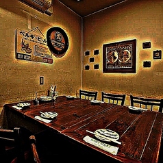 古き良き欧風ビアパブ空間・少人数テーブル席