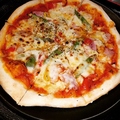 料理メニュー写真 アスパラベーコンのピザ・トマトとソーセージのピザ