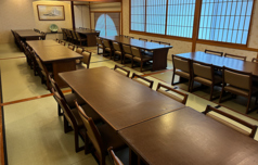 和の趣溢れるお座敷席は、宴会最大収容人数66名様までＯＫ！畳の上に椅子とテーブルを設置したお席となります。職人が丹精込めて仕立てる日本ならではの食文化を味わう贅沢な時間。落ち着いた空間でじっくりお楽しみください。