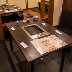 【ワイワイと盛り上がれる◎】テーブル席を繋げることで5～8名様でのグループ利用も可能です。ご友人とのお集まりなど、大人数ならではの楽しい時間を満喫できます。