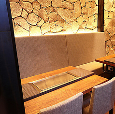 【お食事に】少人数でも存分にお楽しみ頂ける、鉄板付きの広々としたテーブル席を2席ご用意しております。女子会・同僚との宴会などに最適。お席の確保は事前予約が確実です。