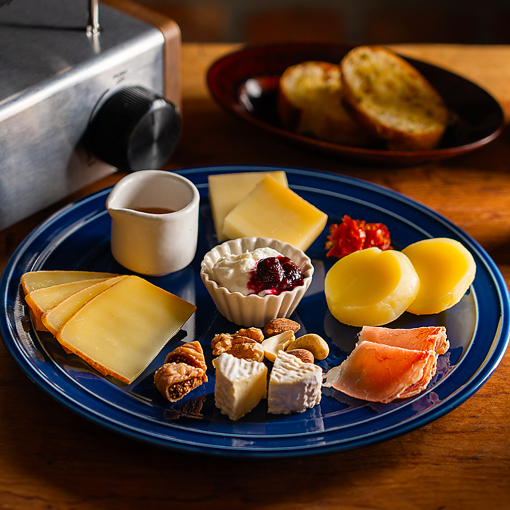 十勝産の5種のチーズが楽しめる『とかちチーズ盛り』 それぞれの一番美味しい食べ方でどうぞ！