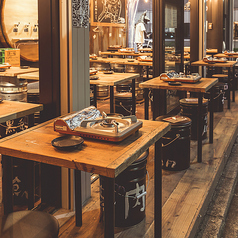 外の風を感じながら、料理やワインを楽しめるお席もご用意しています！仕事終わりのチョイ飲みなど、気軽に飲みたい時にもピッタリ◎