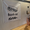 お一人や並んで食事がしやすいカウンター席をご用意しております。お仕事帰りのちょい飲みにも最適です。