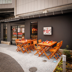 テラスのお席で心地よい風を感じながらお食事を◎