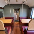 電車の中！？なボックス席。最後部は補助席のついた8名様席になっています。