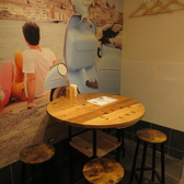 ≪ コンセントあり！ ≫各テーブル下にコンセント完備しております◎充電の心配は不要です！