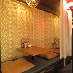 【2名様半個室】テーマは『鏡の間カオス』その名の通り両面鏡張りです。気持ち悪いと思う人は気持ち悪い空間です笑入ってみたら小気味よいエスニック調の空間で気に入ってくれるはず！？