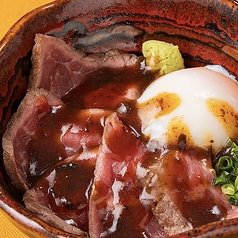 ちょこっと あか牛ローストビーフ丼～温玉のせ～