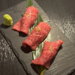 とろけるような黒毛和牛の旨味を、「肉寿司」で。お肉本来の甘みが口いっぱいに広がります。