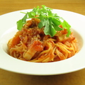 料理メニュー写真&nbsp;自家製ベーコンときのこのトマトソースパスタ