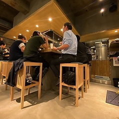 炉端焼きを囲むカウンター席では、焼き上げられる食材の香りとライブ感を存分に楽しむことができます。お仕事帰りにお一人様のサク飲み◎