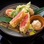 こだわりの和牛博多もつ鍋と玄界灘の遊漁料理の専門店です。もつを使った創作料理も当店の見所です。