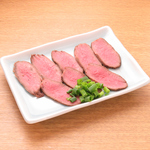 リンダリンダの7大名物！『レモン塩で食べる絶品タン刺し』！口の中でとろけるタンをご賞味あれ！