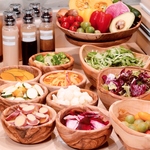 焼肉以外のメニューも充実◎新鮮野菜がたっぷりでご好評のサラダバーはヘルシー志向の方もオススメ。