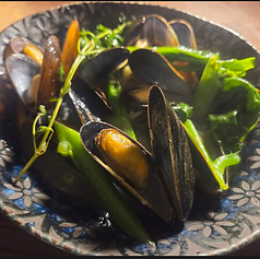 ムール貝と徳島県産つるむらさきの白ワイン蒸し　ハーブの香りの写真