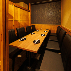 間接照明と和の装飾の数々が洗練された大人な空間を演出しております！扉付き完全個室となっておりますので周りを気にせずお楽しみいただけますよ！当店でゆっくりと羽を伸ばしてご寛ぎくださいませ♪(新宿/個室/牛タン/焼き鳥/肉寿司/飲み放題/デート/宴会コース/記念日/接待/宴会)