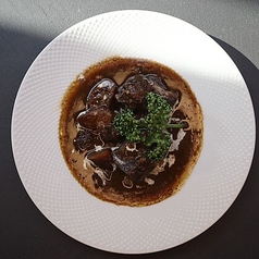 牛ほほ肉の赤ワイン煮込み