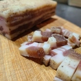 カルボナーラなどに使うパンチェッタも国産の豚バラ肉を自家製で作ります