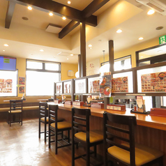 一人でもふらっと立ち寄れるカウンター席。ファストフードカジュアルをかかげる当店は提供スピードに自信あり◎お急ぎの時や、空腹時にも本格的な食事を楽しめるのが魅力です。