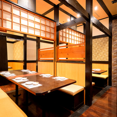 【飲み会や宴会にもおすすめ】開放的かつ居心地の良い個室席や雰囲気抜群のボックス席は、ご宴会や女子会など、中規模宴会におすすめです。2時間飲み放題付きのコースは4000円（税込）～ご用意◎幹事様にもお得なクーポンなど、ご宴会向けのサービスを各種ご用意しております。