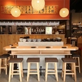 隣の距離が近いカウンター席。大切な人とゆっくりとした時間を過ごせます。また、お一人様にもぴったり。お気軽にご注文が出来ます♪
