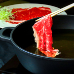 素材自慢の黒毛和牛しゃぶしゃぶ。風味豊かなこだわりの出汁にサッとくぐらせてご堪能くださいませ。