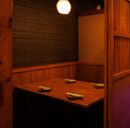 間接照明と和の装飾の数々が洗練された大人な空間を演出しております！扉付き完全個室となっておりますので周りを気にせずお楽しみいただけますよ！当店でゆっくりと羽を伸ばしてご寛ぎくださいませ♪(おでん/居酒屋/有楽町駅/飲み放題/完全個室/海鮮/炉端焼き/焼き鳥)