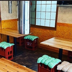 4名様でご利用いただけるテーブル席を完備しております。ご家族や友人との少人数でのお食事や飲み会にも最適。木の温もりも感じられる活気のある店内で、大切な方とのひとときを心ゆくまでお楽しみください◎