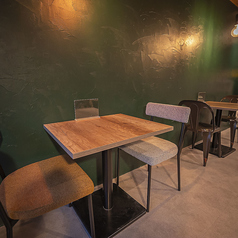 2名掛けテーブルを2席ご用意しております。デートや仕事帰りの一杯に是非ご利用下さい。