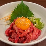 お酒に抜群に合う逸品料理多数！厳選炙りユッケは卵黄と特製ダレが絡み合い、とろけるような食感◎