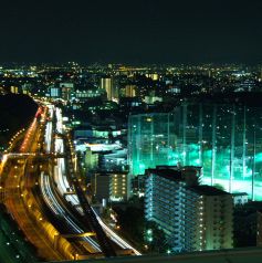 夜景を見ながら飲み会も悪くない♪大阪の夜景が一望できる最高のロケーションです。梅田の高層ビル群や、日本一の高さを誇るあべのハルカスまでもご覧頂けます！デートや記念日、誕生日などの大切な一日にもGOOD！