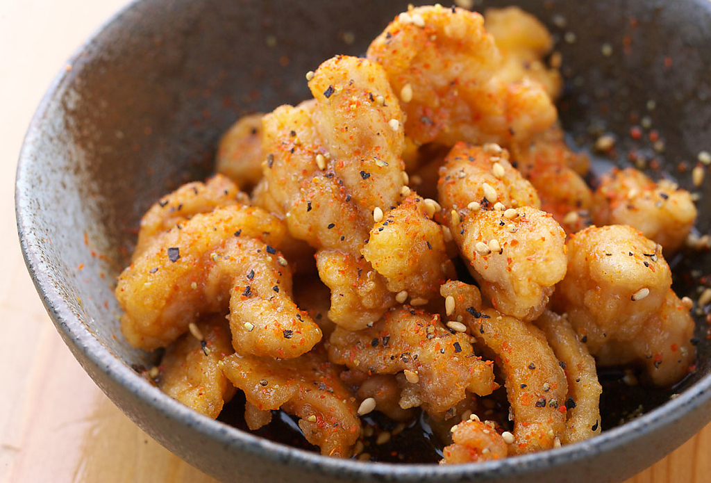 一品料理人気NO１の「せせりの甘辛からあげ」。甘辛いタレがくせになります♪