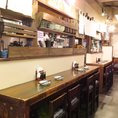 日本酒がずらっと並んだカウンター席でゆっくり美味しいお料理をお楽しみいただけます◎
