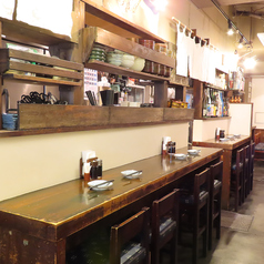 日本酒がずらっと並んだカウンター席でゆっくり美味しいお料理をお楽しみいただけます◎